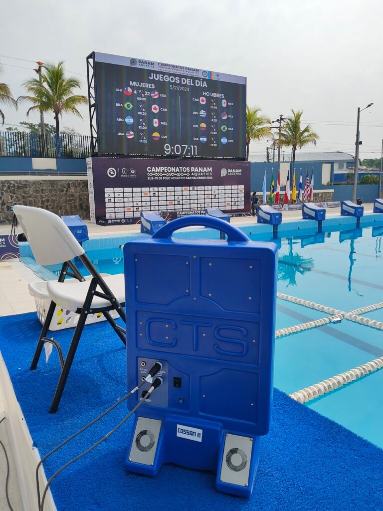 Reloj de polo acuatico junto a alberca, videopantalla de polo acuatico, marcador electronico de polo acuatico, campeonato